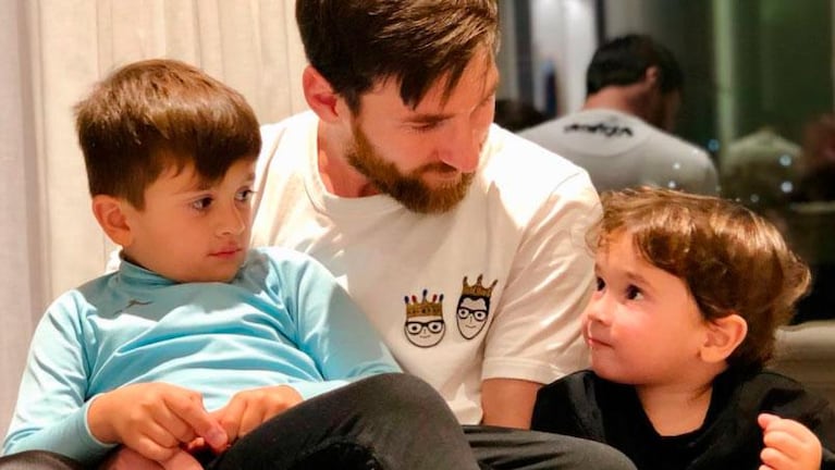 La tierna postal de Messi, muy entretenido con sus hijos