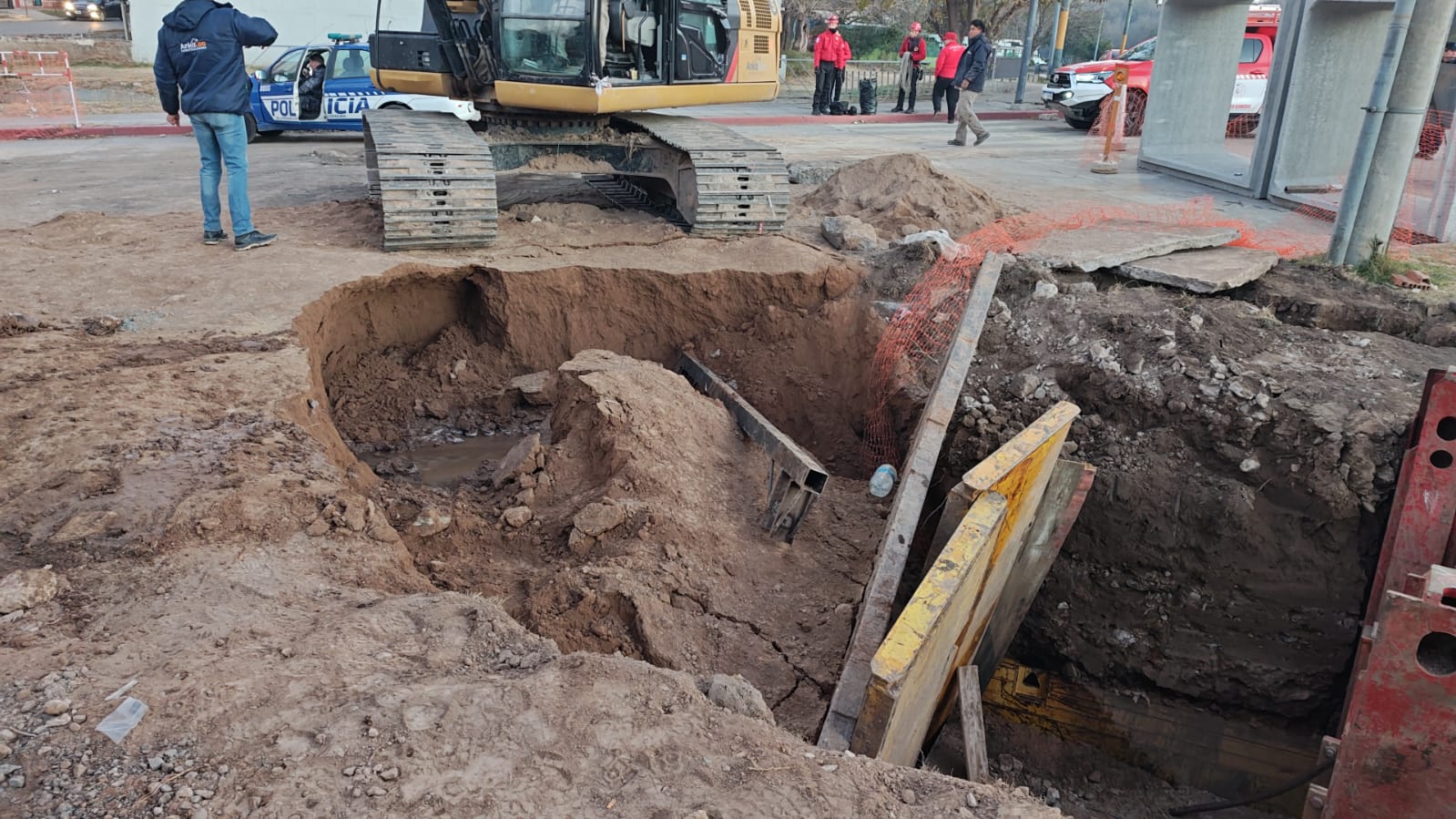 La tierra cedió y el operario cayó al agua.