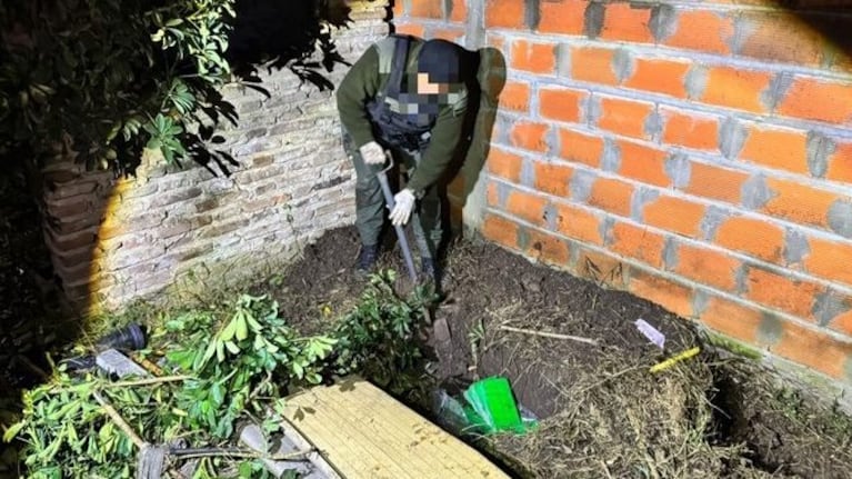 La tierra removida en la casa de su madre alertó a los agentes que hicieron el allanamiento.