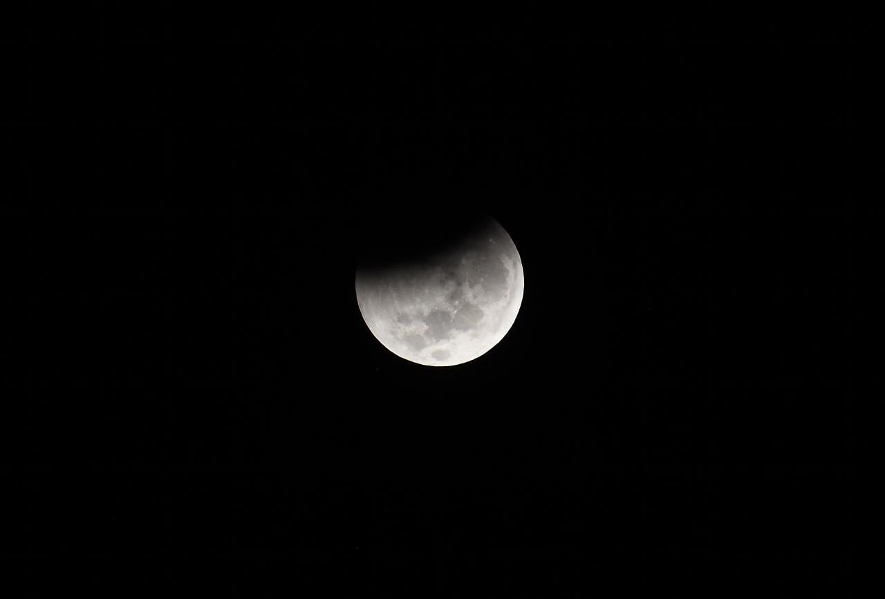 La Tierra tapó la luz del sol que llegaba a la luna. Foto: Lucio Casalla / El Doce