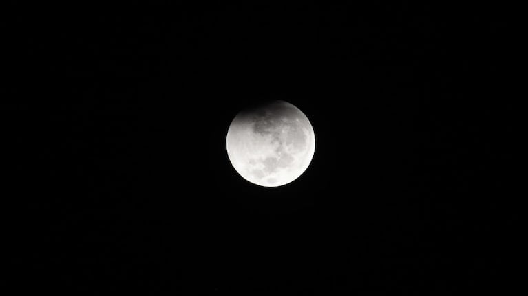 La Tierra tapó la luz del sol que llegaba a la luna. Foto: Lucio Casalla / El Doce