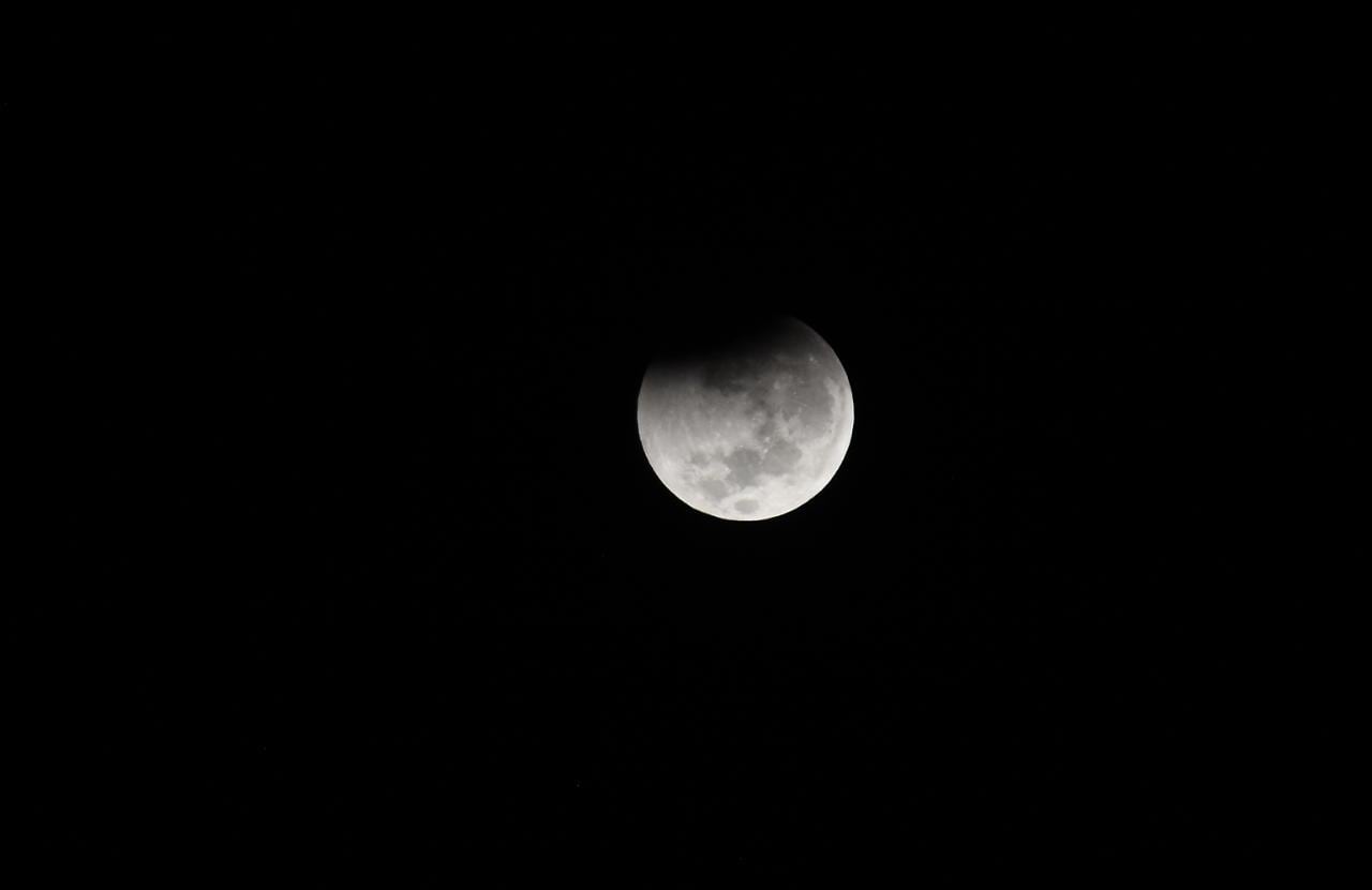 La Tierra tapó la luz del sol que llegaba a la luna. Foto: Lucio Casalla / El Doce