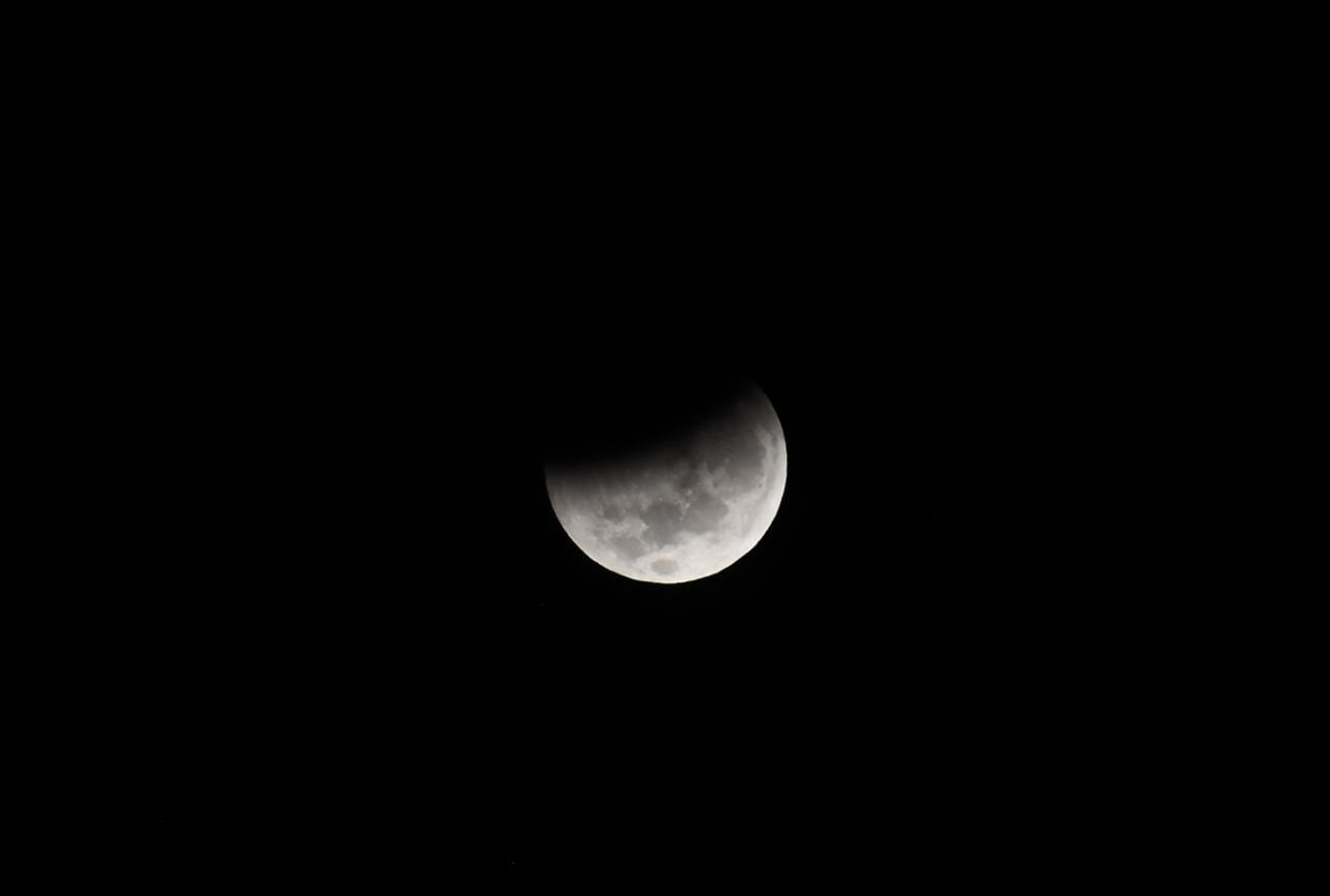 La Tierra tapó la luz del sol que llegaba a la luna. Foto: Lucio Casalla / El Doce