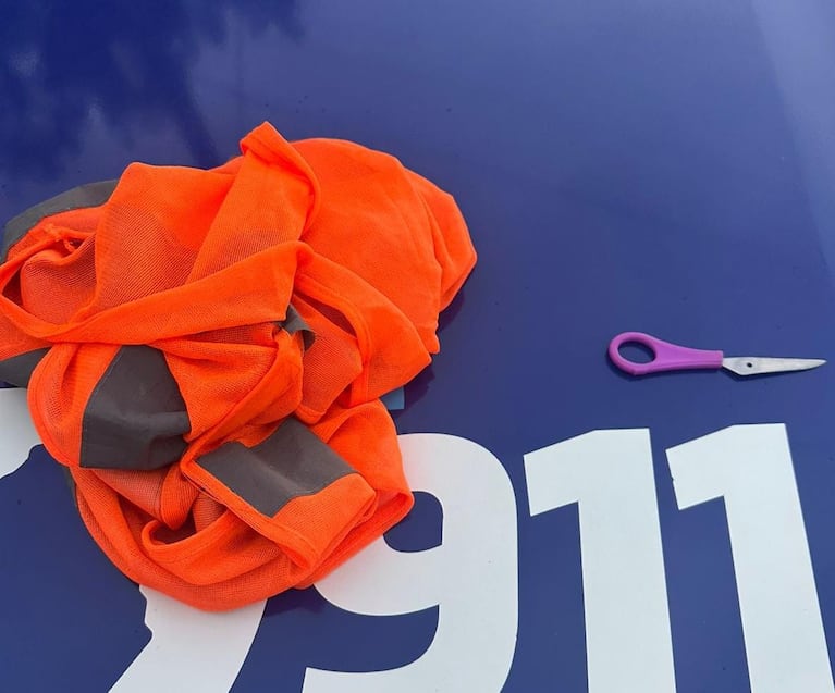 La tijera que el naranjita usaba como punta.