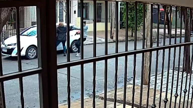 La tiraron al suelo, le apuntaron y robaron el auto.