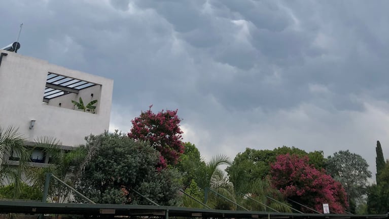 La tormenta de lluvia y granizo provocó una extraña forma en las nubes. Foto: Sofía Garone.
