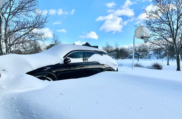 La tormenta de nieve sigue su paso devastador por Estados Unidos. Fotos: AFP y AP