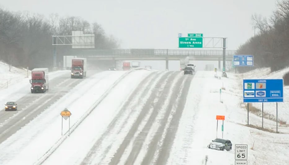 La tormenta de nieve sigue su paso devastador por Estados Unidos. Fotos: AFP y AP