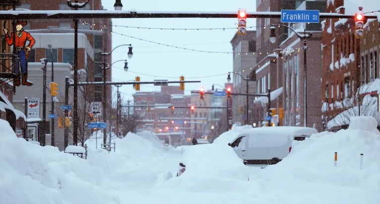 La tormenta de nieve sigue su paso devastador por Estados Unidos. Fotos: AFP y AP