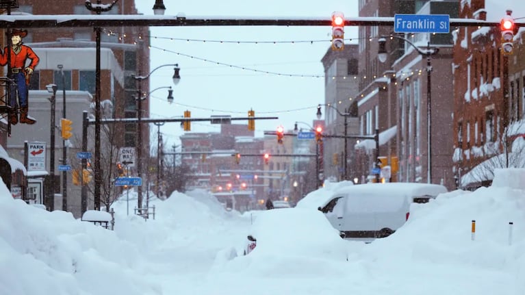 La tormenta de nieve sigue su paso devastador por Estados Unidos. Fotos: AFP y AP