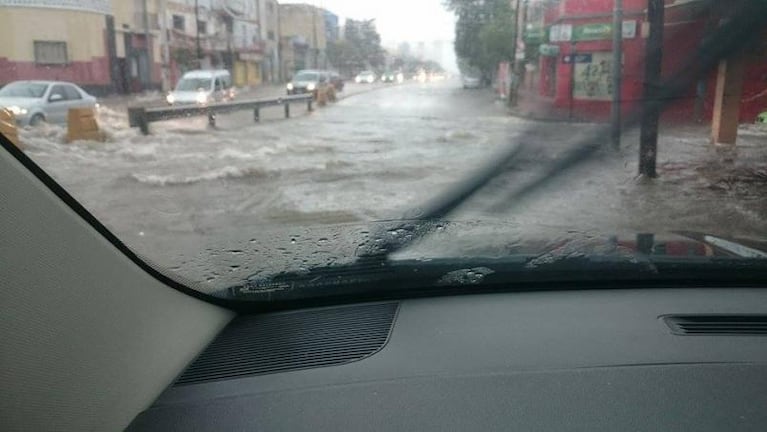 La tormenta dejó anegamientos, cloacas colapsadas y autos inundados