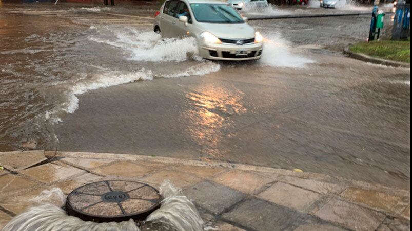 La tormenta dejó anegamientos, cloacas colapsadas y autos inundados