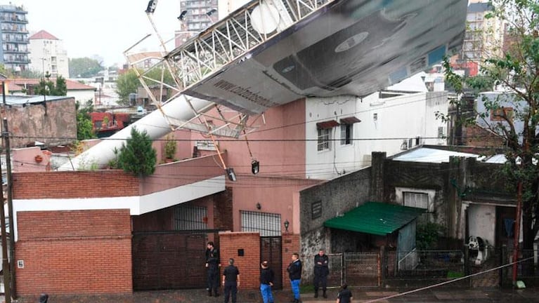 La tormenta dejó dos muertos, más de 1200 evacuados y destrozos en Buenos Aires
