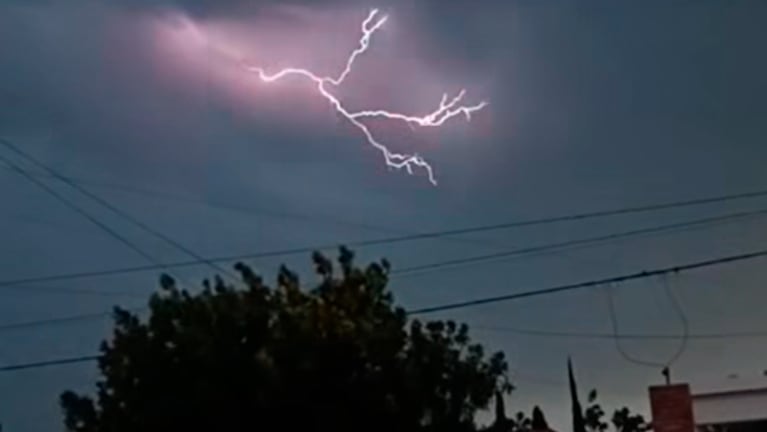La tormenta eléctrica en la zona de Villa Dolores. Foto: Radio Power.