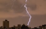 La tormenta eléctrica llegó por la noche y la lluvia continuó hasta la mañana del miércoles.