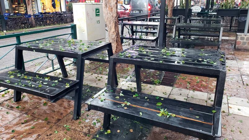 La tormenta sorprendió a turistas en Carlos Paz. Foto: Julieta Pelayo/El Doce.