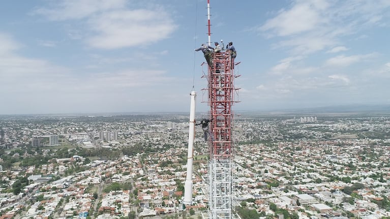 La torre autosoportada es la más alta del país (mide 169 metros) y la segunda de Sudamérica.