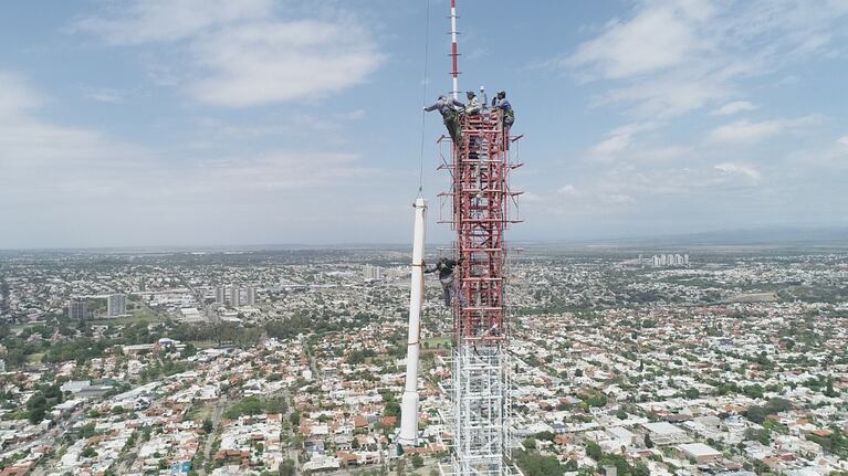 La torre autosoportada es la más alta del país (mide 169 metros) y la segunda de Sudamérica.