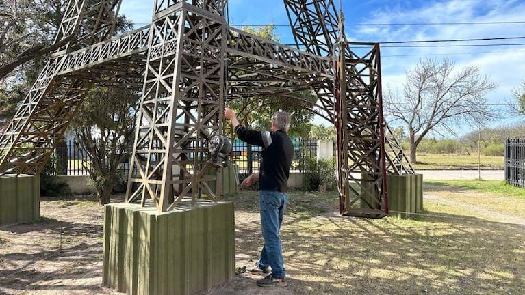 La Torre Eiffel cordobesa ya no estará en el patio de la casa de Claudio Marchetti.