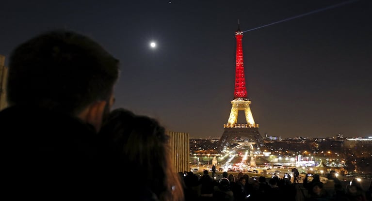 La Torre Eiffel en París, con los colores de la bandera belga.