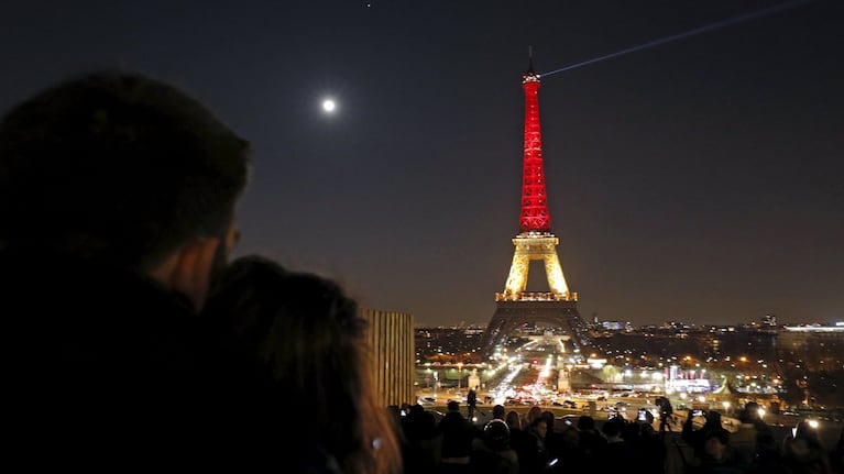 La Torre Eiffel en París, con los colores de la bandera belga.