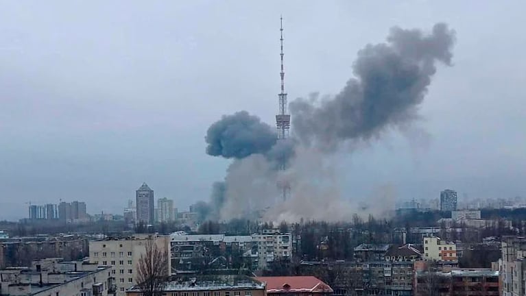 La torre principal de TV fue atacada con un misil.