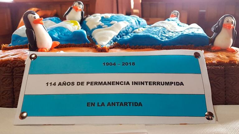 La torta para celebrar el cumpleaños a la Antártida Argentina.