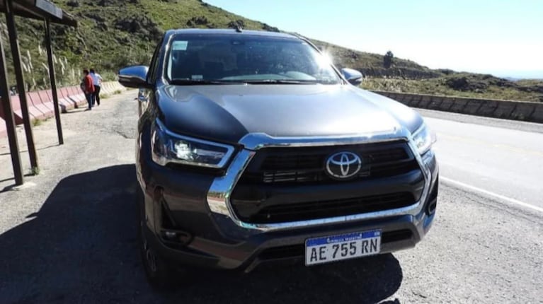 La Toyota Hilux inhibida frente a un bar.