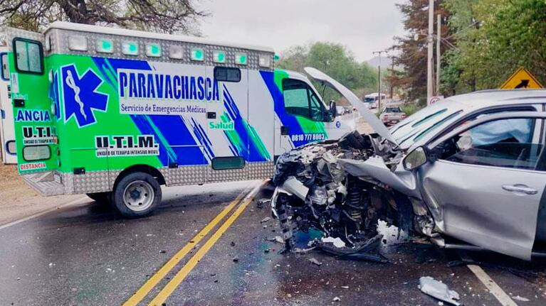 La Toyota Hilux quedó destruido luego del impacto.