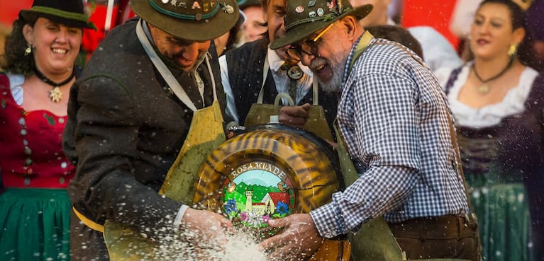 La tradicional apertura de barril. (Foto: Córdoba Turismo)