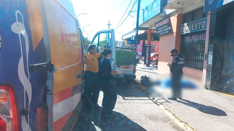 La tragedia ocurrió este mediodía en la rotonda de barrio Las Flores.