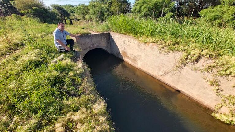 La trampa mortal para los bañistas que se meten al canal Los Molinos.
