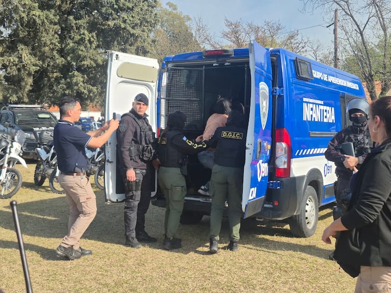 La transportista fue detenida mientras llevaba niños al colegio. (Foto: Prensa Policía)