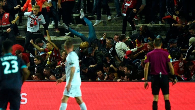 La tribuna cedió ante el festejo de los hinchas del Lille. Foto: AFP