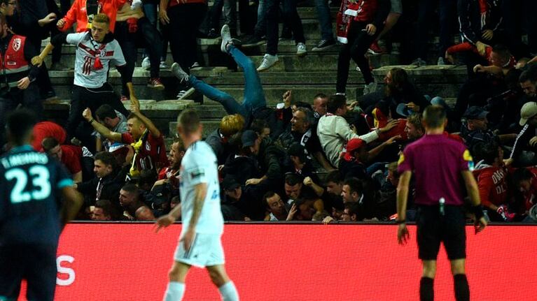 La tribuna cedió ante el festejo de los hinchas del Lille. Foto: AFP