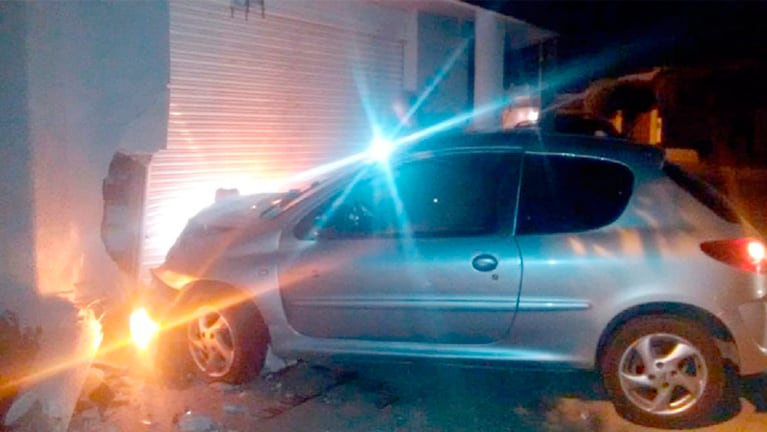La trompa del Peugeot 207 quedó destruida contra la pared del local. Foto: El Puntal.