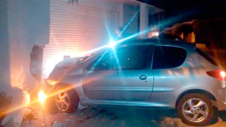 La trompa del Peugeot 207 quedó destruida contra la pared del local. Foto: El Puntal.