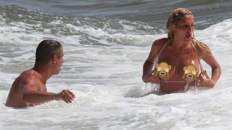 La última aventura de Xipolitakis: topless y ¿sexo en la playa?