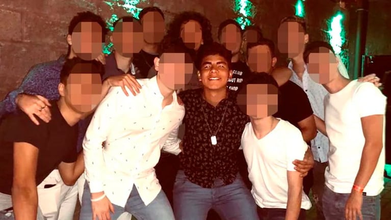 La última foto de Fernando con sus amigos, ex compañeros del secundario.