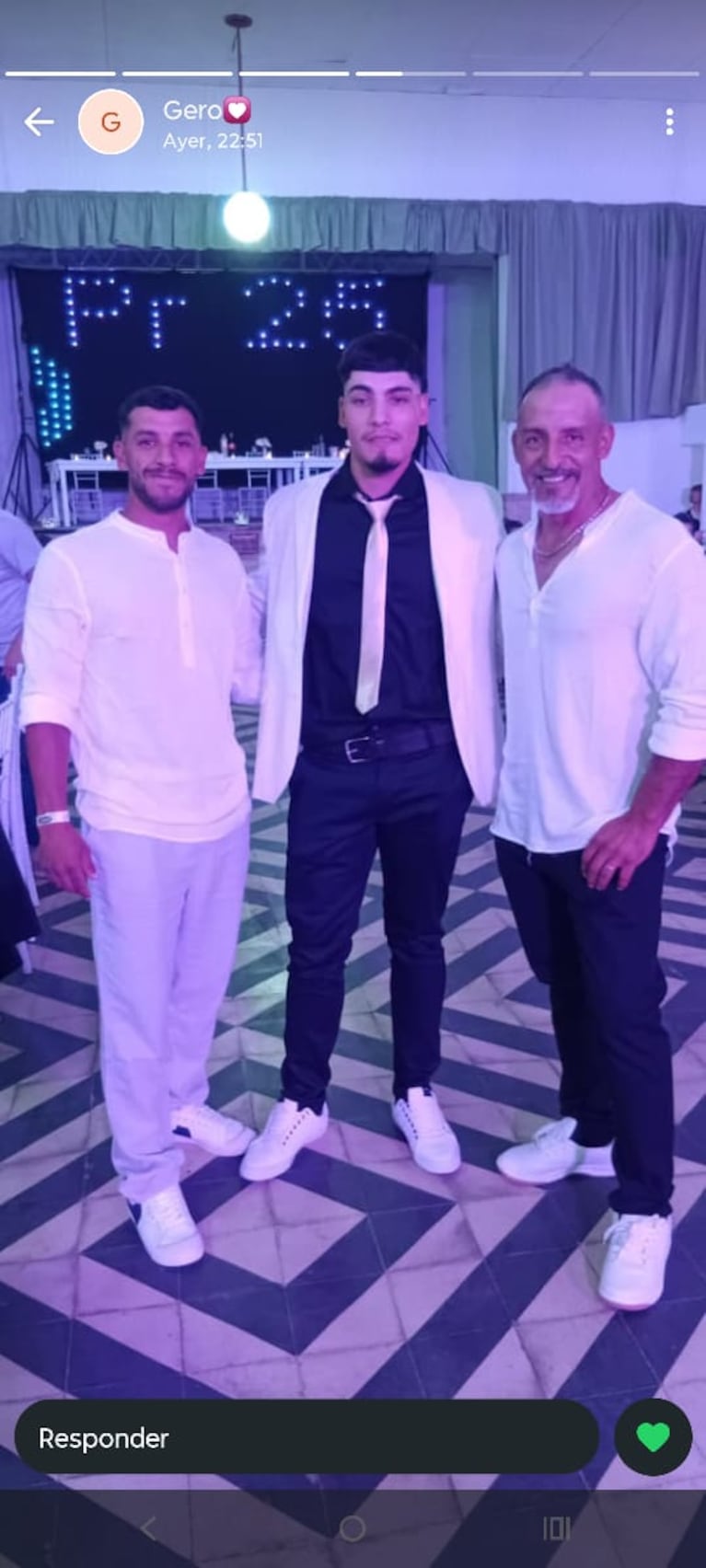 La última foto de Gerónimo Carabajal junto a su hermano y a su padre.