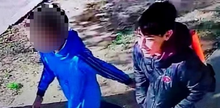 La última imagen de Joaquín con vida, al lado de su asesino.