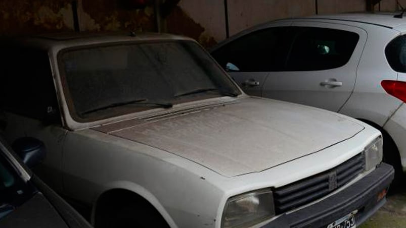 La última vez que le dieron arranque al Peugeot de la playa de calle Rivera Indarte fue hace 15 años. (Foto: La Voz)