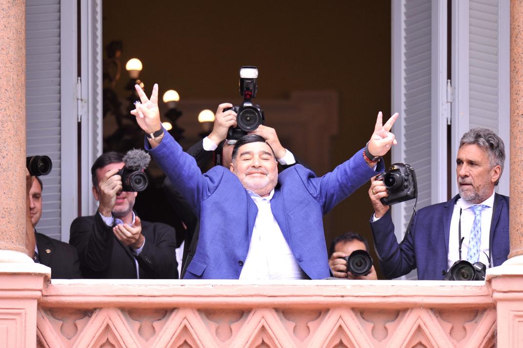 La última visita de Maradona a la Casa Rosada dejó esta postal.