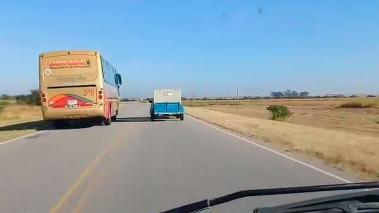 La unidad de Lumasa fue filmada pasando en doble línea amarilla.