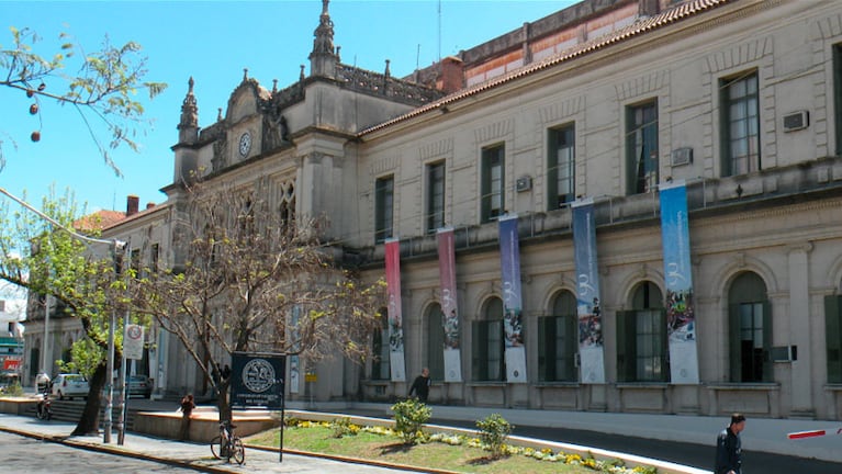 La Universidad del Nacional del Litoral, escenario de la dramática ficción.