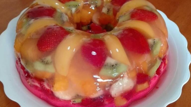 La usuaria compartió las fotos de la torta de gelatina en sus redes.
