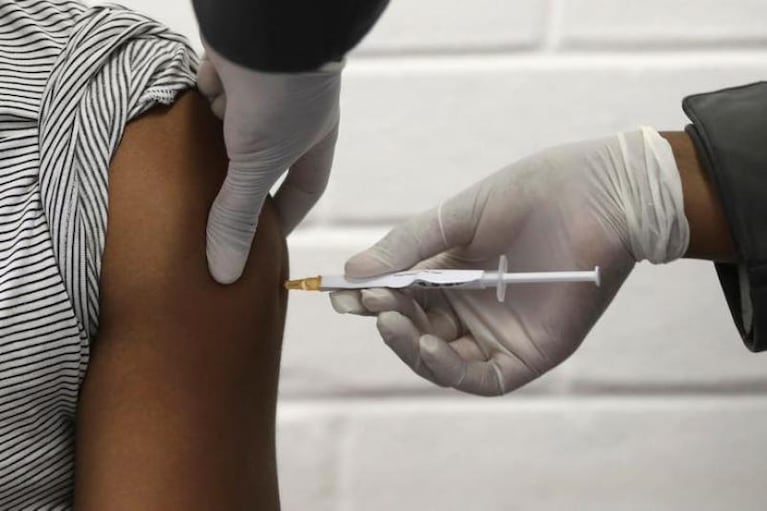 La vacuna de Oxford contra el coronavirus es segura y logró 99 por ciento de inmunidad en adultos mayores