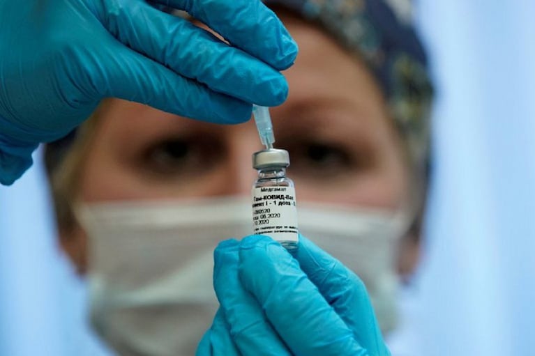 La vacuna rusa llegará a la Argentina: el Gobierno Nacional promete que será alrededor de fin de año.