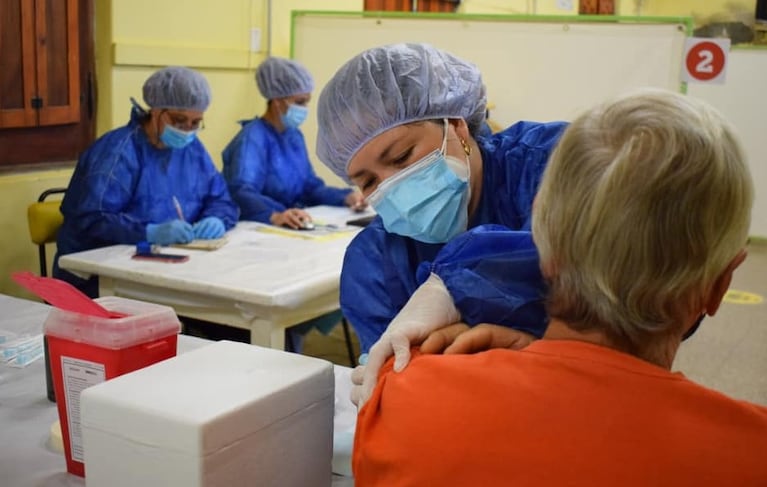 La vacunación avanza en Laboulaye, pero por ahora no alcanza para evitar brotes.