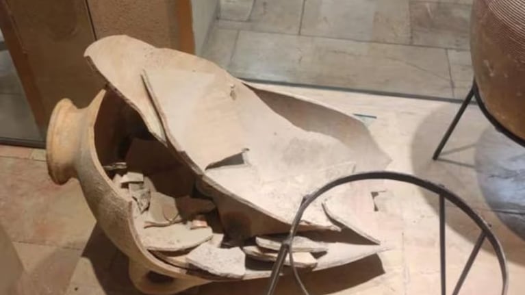 La vasija milenaria que se rompió en un museo israelí.